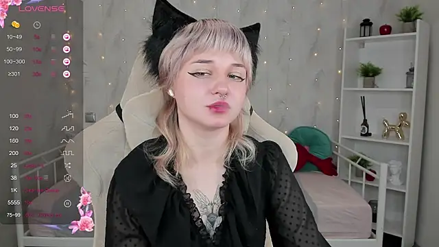 Tori Cutie online show from 10-22-25, 12:22