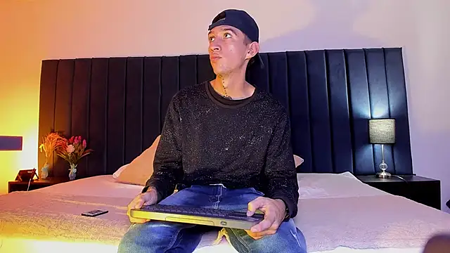 dominik thompson777 online show from 10-03-25, 03:58