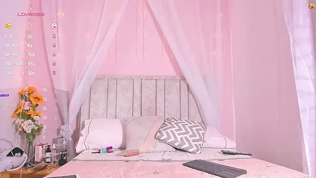 Snapshot of Rachellcooperrr chatting on 09-15-25, 06:30 Rachellcooperrr online show from 09-15-25, 06:30