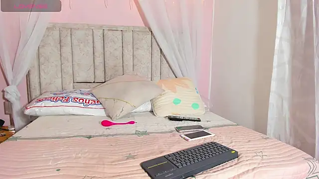 Snapshot of Rachellcooperrr chatting on 09-25-25, 09:18 Rachellcooperrr online show from 09-25-25, 09:18