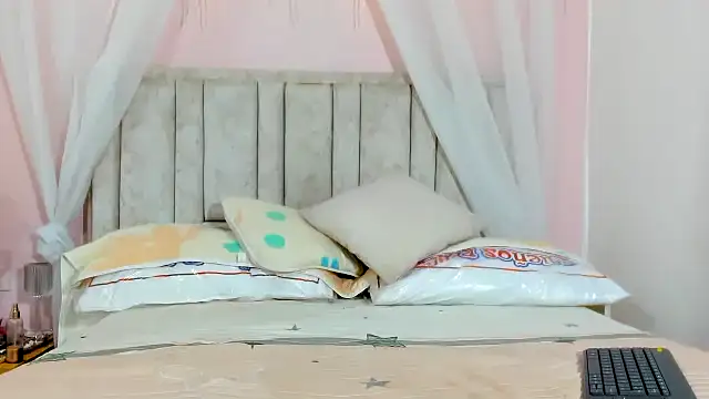 Snapshot of Rachellcooperrr chatting on 09-28-25, 12:49 Rachellcooperrr online show from 09-28-25, 12:49