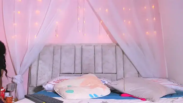 Snapshot of Rachellcooperrr chatting on 10-03-25, 10:01 Rachellcooperrr online show from 10-03-25, 10:01