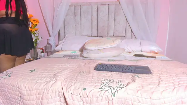 Snapshot of Rachellcooperrr chatting on 10-16-25, 08:15 Rachellcooperrr online show from 10-16-25, 08:15