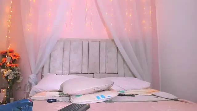 Snapshot of Rachellcooperrr chatting on 10-19-25, 10:43 Rachellcooperrr online show from 10-19-25, 10:43