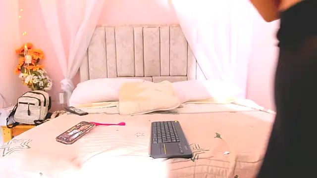 Snapshot of Rachellcooperrr chatting on 10-20-25, 10:49 Rachellcooperrr online show from 10-20-25, 10:49