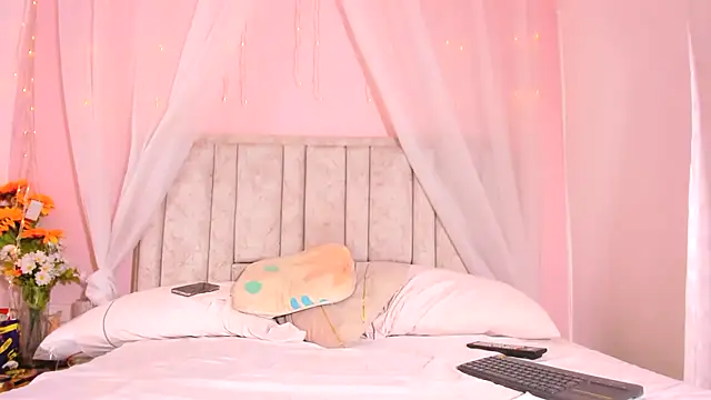 Snapshot of Rachellcooperrr chatting on 10-25-25, 02:13 Rachellcooperrr online show from 10-25-25, 02:13