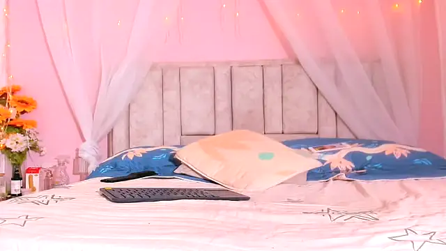 Snapshot of Rachellcooperrr chatting on 10-31-25, 05:03 Rachellcooperrr online show from 10-31-25, 05:03