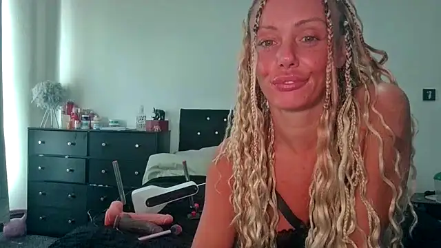 OliviaRyan22 online show from 05-18-26, 08:53