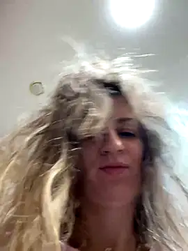 Snapshot of EvvaMur chatting on 10-17-25, 12:47 EvvaMur online show from 10-17-25, 12:47