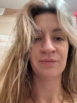 Snapshot of EvvaMur chatting on 10-27-25, 12:58 EvvaMur online show from 10-27-25, 12:58