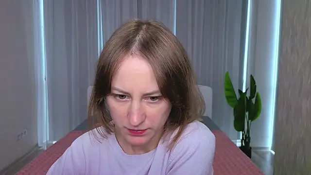 LuluChiiii online show from 10-10-25, 10:03