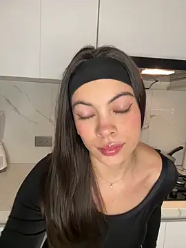 Snapshot of HellennScott chatting on 03-27-26, 12:16 HellennScott online show from 03-27-26, 12:16