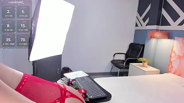 Snapshot of EmilyZahar chatting on 10-10-25, 11:53 EmilyZahar online show from 10-10-25, 11:53