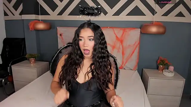 Snapshot of EmilyZahar chatting on 10-31-25, 11:55 EmilyZahar online show from 10-31-25, 11:55