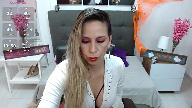 Snapshot of DianaPearls chatting on 10-25-25, 10:56 DianaPearls online show from 10-25-25, 10:56