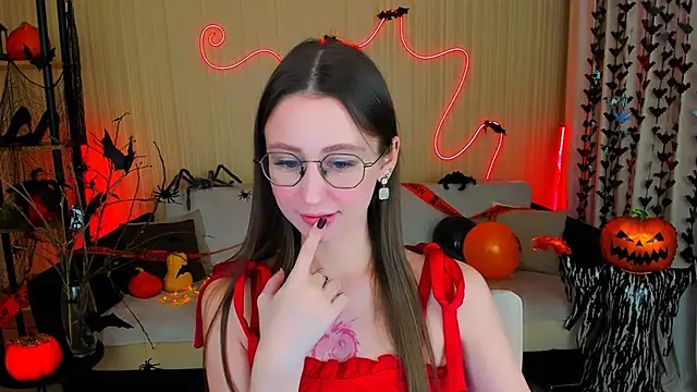 Snapshot of YourLovellyStory chatting on 10-23-25, 04:28 YourLovellyStory online show from 10-23-25, 04:28