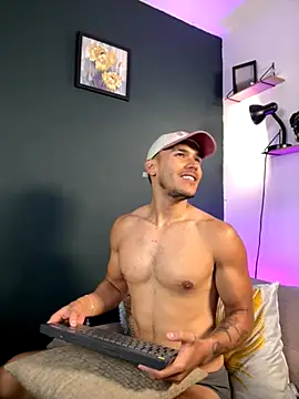 Snapshot of MarkSantozz chatting on 10-17-25, 06:32 MarkSantozz online show from 10-17-25, 06:32