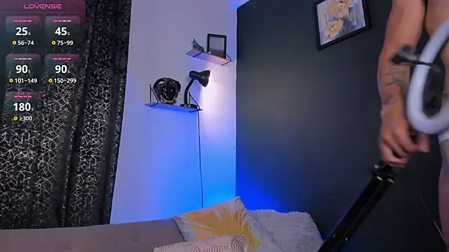 Snapshot of MarkSantozz chatting on 10-28-25, 07:05 MarkSantozz online show from 10-28-25, 07:05