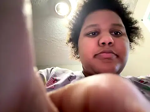 Snapshot of chocolate_bella chatting on 09-16-25, 02:12 chocolate bella online show from 09-16-25, 02:12