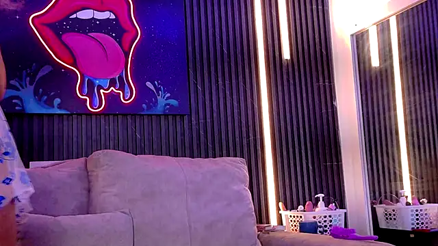 Snapshot of SophiaSummer chatting on 10-12-25, 11:53 SophiaSummer online show from 10-12-25, 11:53