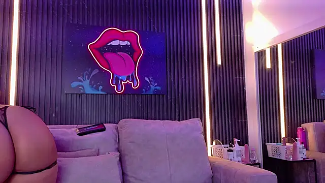 Snapshot of SophiaSummer chatting on 10-14-25, 07:47 SophiaSummer online show from 10-14-25, 07:47