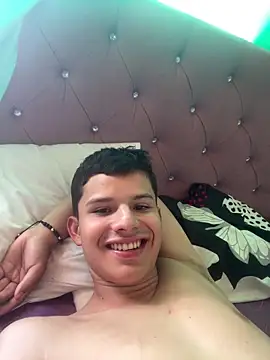 Snapshot of Tused11 chatting on 10-06-25, 04:48 Tused11 online show from 10-06-25, 04:48