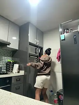 Snapshot of lynn9000 chatting on 09-29-25, 04:39 lynn9000 online show from 09-29-25, 04:39