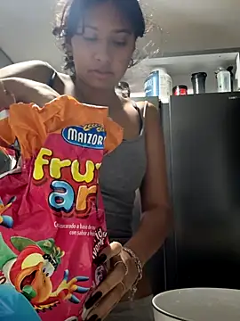 Snapshot of lynn9000 chatting on 10-17-25, 06:05 lynn9000 online show from 10-17-25, 06:05