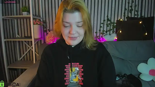 Snapshot of Michele_Greenn chatting on 03-12-26, 01:01 Michele Greenn online show from 03-12-26, 01:01