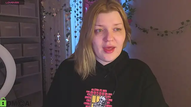 Snapshot of Michele_Greenn chatting on 03-15-26, 01:11 Michele Greenn online show from 03-15-26, 01:11