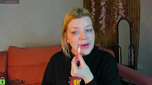 Snapshot of Michele_Greenn chatting on 03-25-26, 01:11 Michele Greenn online show from 03-25-26, 01:11