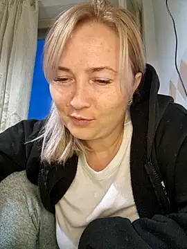 Snapshot of Xseniy chatting on 10-06-25, 04:04 Xseniy online show from 10-06-25, 04:04