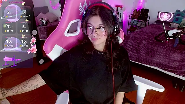 larah uwu online show from 09-29-25, 08:24