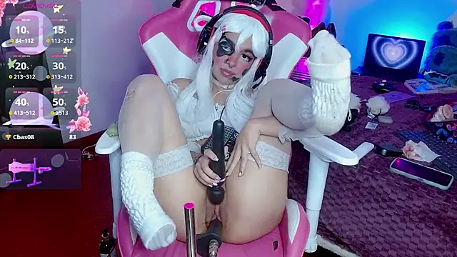 larah uwu online show from 10-30-25, 08:27