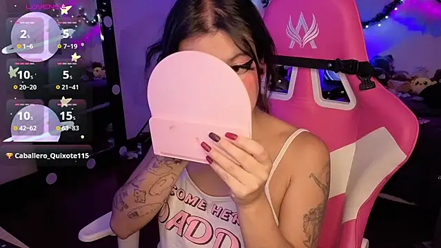 larah uwu online show from 12-18-25, 07:53