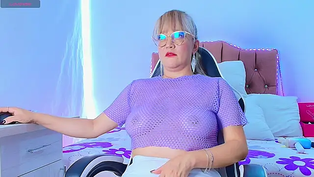 Snapshot of naomi_diamond_ chatting on 04-21-26, 03:28 naomi diamond online show from 04-21-26, 03:28