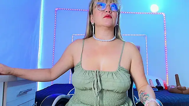 Snapshot of naomi_diamond_ chatting on 05-21-26, 11:28 naomi diamond online show from 05-21-26, 11:28