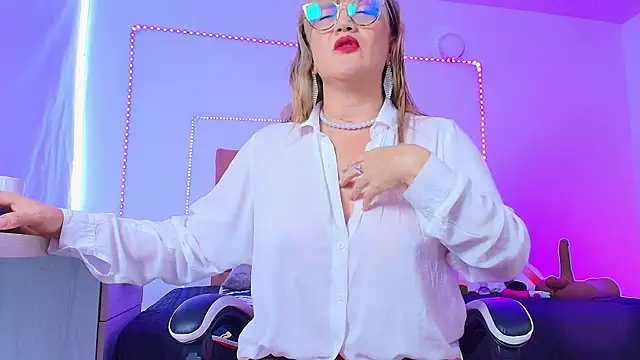 Snapshot of naomi_diamond_ chatting on 06-16-26, 11:35 naomi diamond online show from 06-16-26, 11:35