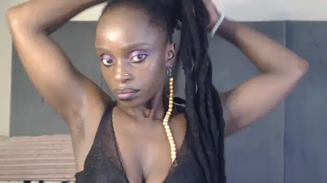 Snapshot of Jah-Queen chatting on 09-25-25, 04:43 Jah-Queen online show from 09-25-25, 04:43