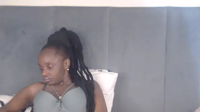 Snapshot of Jah-Queen chatting on 10-02-25, 04:19 Jah-Queen online show from 10-02-25, 04:19