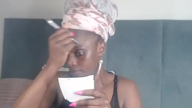 Snapshot of Jah-Queen chatting on 10-19-25, 10:05 Jah-Queen online show from 10-19-25, 10:05