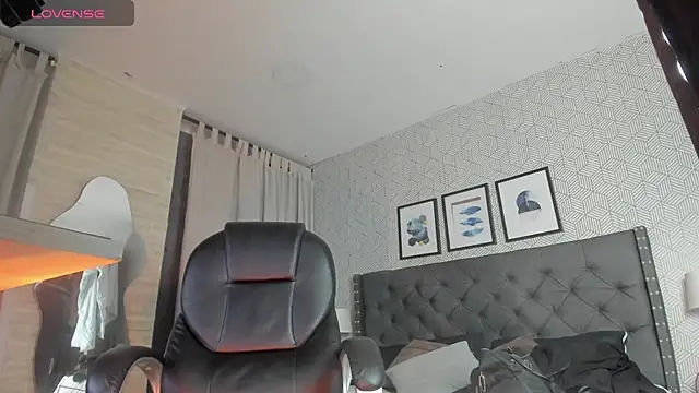 Snapshot of sweet__vanessa1 chatting on 10-14-25, 12:00 sweet vanessa1 online show from 10-14-25, 12:00