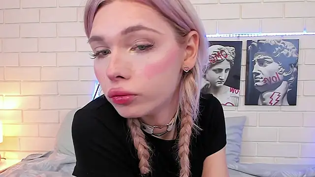 Snapshot of Blondy_Fina chatting on 09-15-25, 04:45 Blondy Fina online show from 09-15-25, 04:45