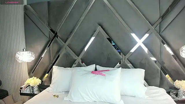 Snapshot of CoraimaSahin chatting on 11-19-25, 04:34 CoraimaSahin online show from 11-19-25, 04:34