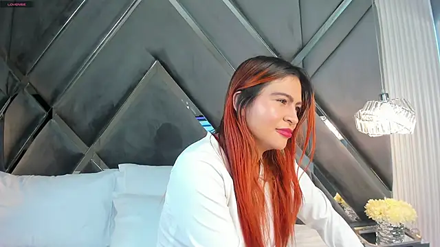 CoraimaSahin online show from 12-17-25, 04:29