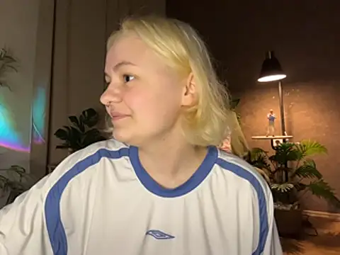 MoonIvy  online show from 05-04-26, 05:09