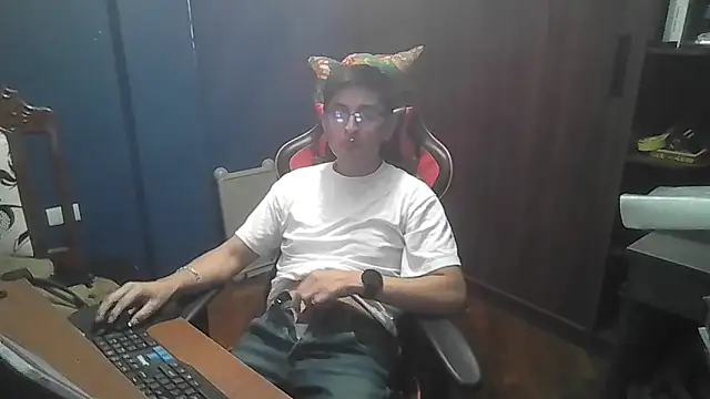 Snapshot of SVGUSSV chatting on 09-16-25, 01:17 SVGUSSV online show from 09-16-25, 01:17