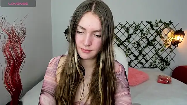 Snapshot of velvet__moon chatting on 11-26-25, 10:33 velvet moon online show from 11-26-25, 10:33