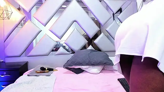 Lorenn Hill online show from 09-26-25, 01:04