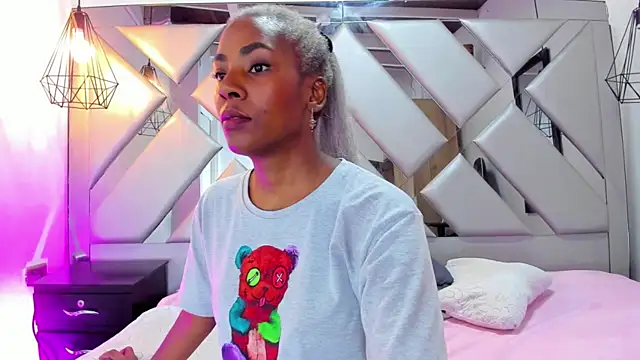 Snapshot of Lorenn_Hill chatting on 09-28-25, 01:05 Lorenn Hill online show from 09-28-25, 01:05